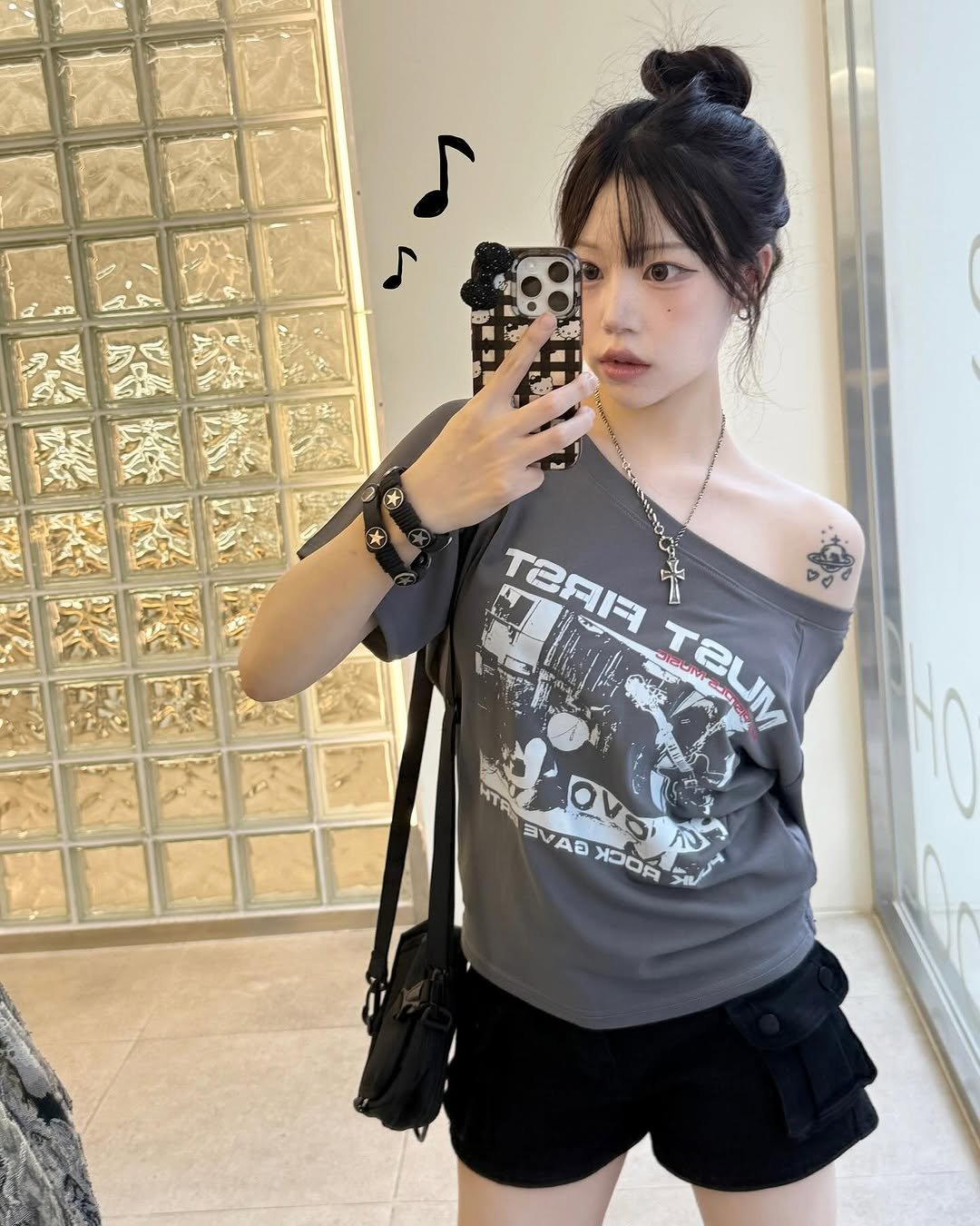 Photo by ♱ 𝗁𝖾𝖾𝗇𝗒𝗍𝗌𝗎𝗄𝗂|히니츠키 ♱ on July 28, 2025. May be an image of 1 person, hair, phone, shorts, top and text.
