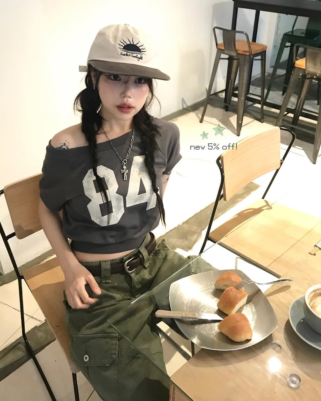 Photo by ♱ 𝗁𝖾𝖾𝗇𝗒𝗍𝗌𝗎𝗄𝗂|히니츠키 ♱ on July 21, 2025. May be an image of 1 person, hat, top, beret and text.