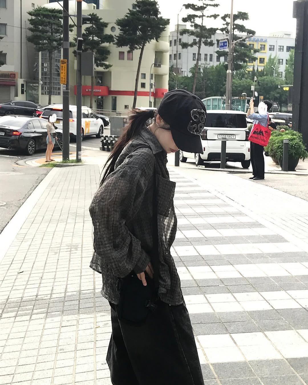 Photo by ♱ 𝗁𝖾𝖾𝗇𝗒𝗍𝗌𝗎𝗄𝗂|히니츠키 ♱ on July 16, 2025. May be an image of 2 people, braids, overcoat, street and text.