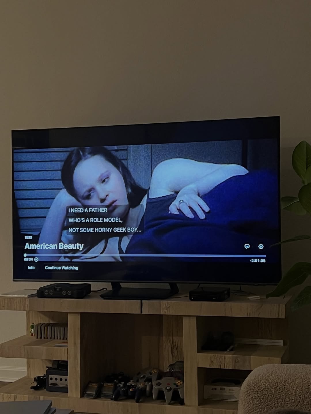 Photo by 희수 영어 on February 27, 2026. May be an image of television, screen and text that says 'INEEDAFATHER INEED FATHER WHO'S WHO'SAROLEMODEL, ROLE MODEL, NOTSOMEHORNYGEEKB.OY.. SOMEHO HORNY GEEK BOY.. NOT 1999 American AmericanBeauty Beauty Info 09:34 © CantiuoWatching Cantinue Watching -2:01:05'.