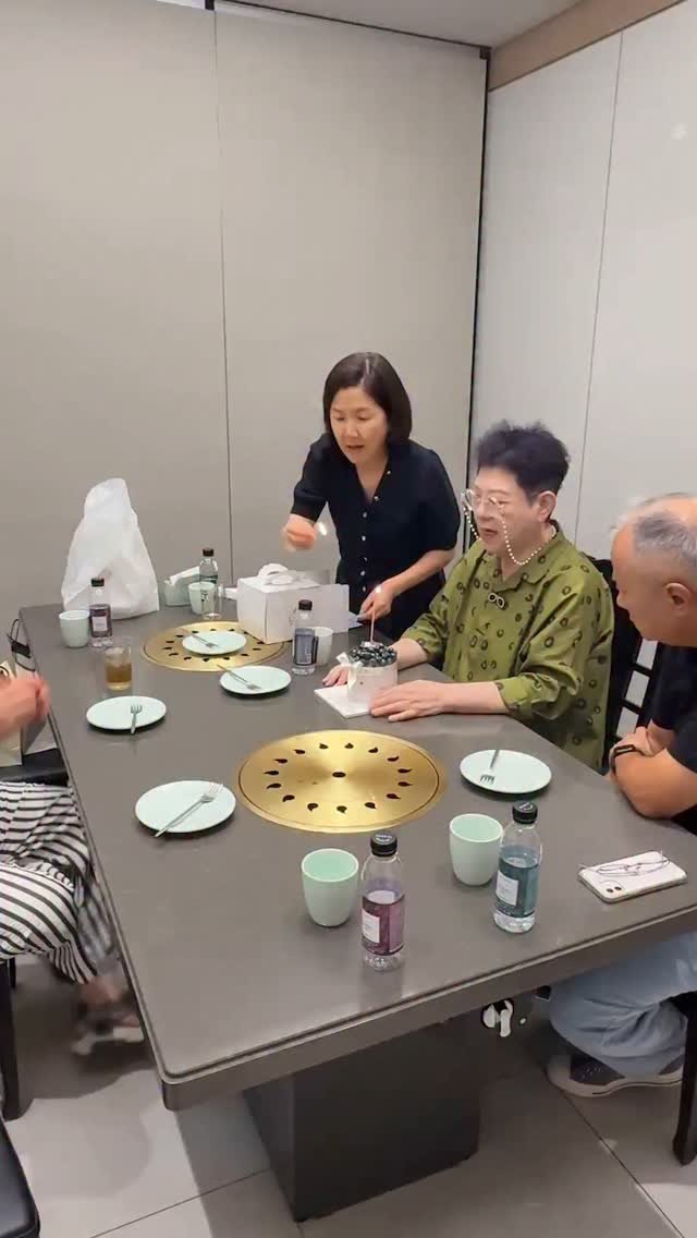 heeun.yang13 게시물 이미지: 내 생일 미리 축하!!
김혜영은 여행 갔고
최유라는 동영상...
