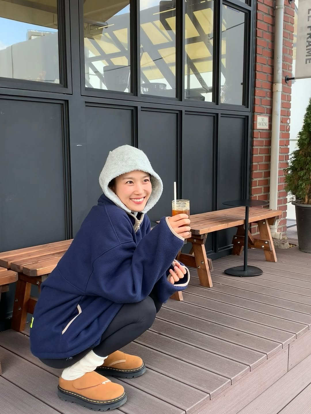 Photo shared by 장희령 on November 20, 2025 tagging @oon119_. May be an image of duffle coat, overcoat, cloak, raincoat, sweatpants, bath robe, parka, cornflower and text.