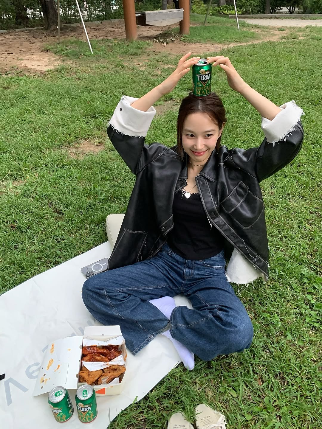 Photo by 장희령 on September 22, 2025. May be an image of picnic and text that says 'ዮ " か TERRA HERRA'.