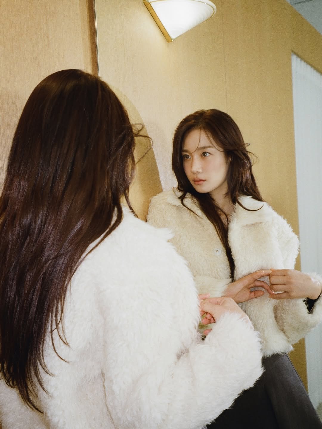 Photo shared by 장희령 on November 17, 2025 tagging @zigzag_korea, and @addmore.official. May be an image of one or more people, hair, duffle coat, goosedown coat, fur coat, parka, mirror and text.