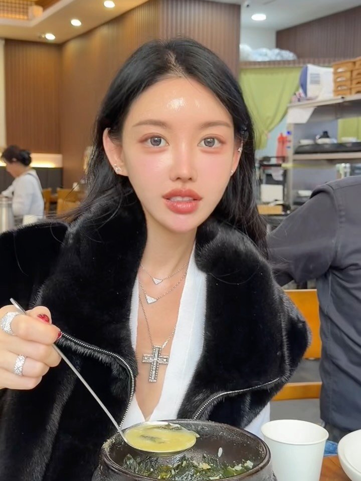 heididrinkslove 게시물 이미지: 오늘같은날엔 미역국이쥬~~ 
교회앞 최애 맛집 #압구정미역국
요즘엔 이렇게 국자로...