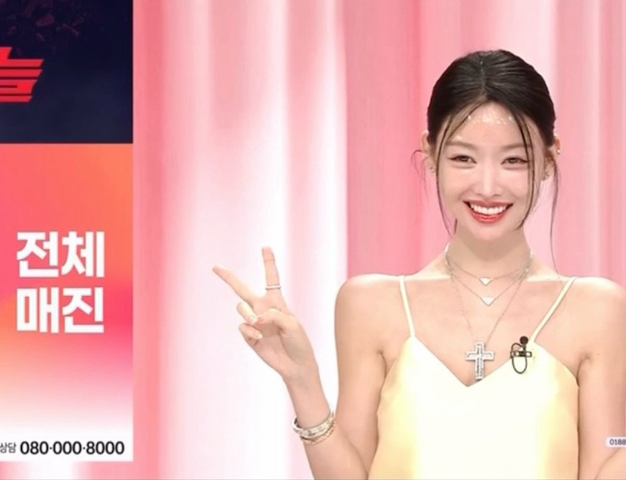 Photo shared by 블랑두부 on September 28, 2025 tagging @sra_sim. May be an image of 1 person, top and text that says '늘늘 전체 매진 상담 080-000-8000 0188'.