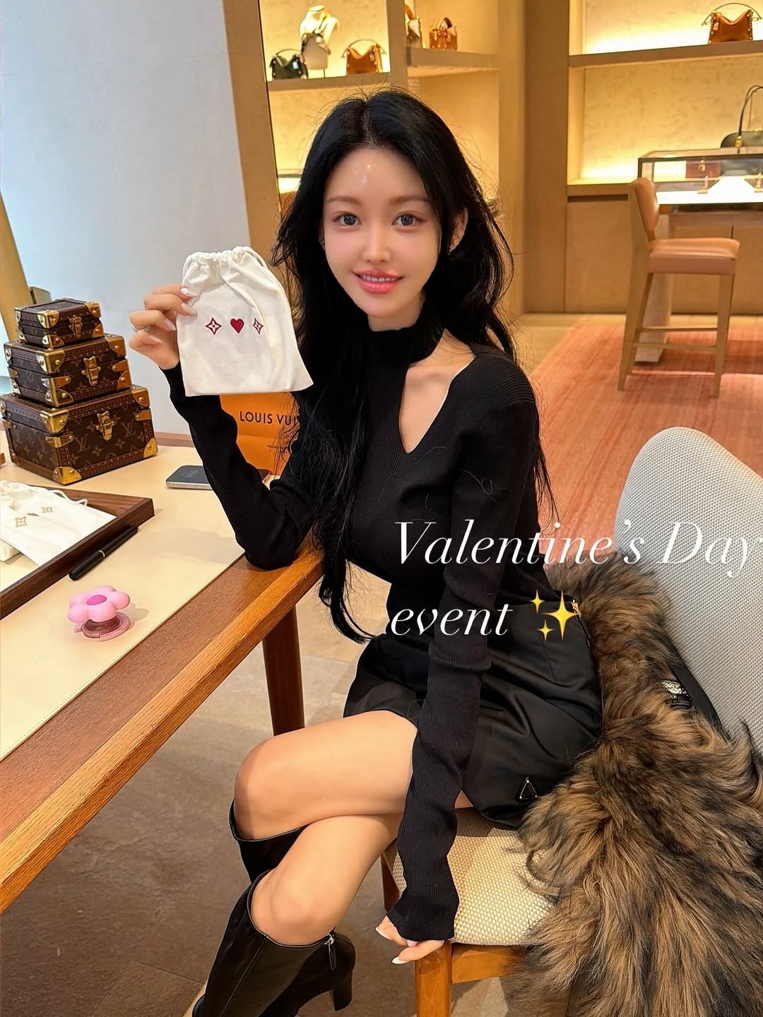 Photo by 블랑두부 on February 12, 2026. May be an image of top, purse and text that says 'IT LOUISVU VU Valentine's Da) event 地 曜瘦'.