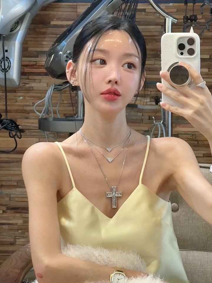 heididrinkslove 게시물 이미지: ⭐️퀴즈⭐️ 외출시 필수템!!
홈쇼핑 라이브 📺 에서도 필수!!!!! 
중요한날 더...