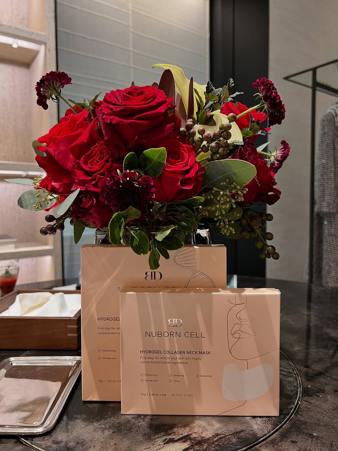 Photo by 블랑두부 on April 26, 2026. May be an image of flower arrangement, bouquet, prairie gentian, carnation, rose and text.