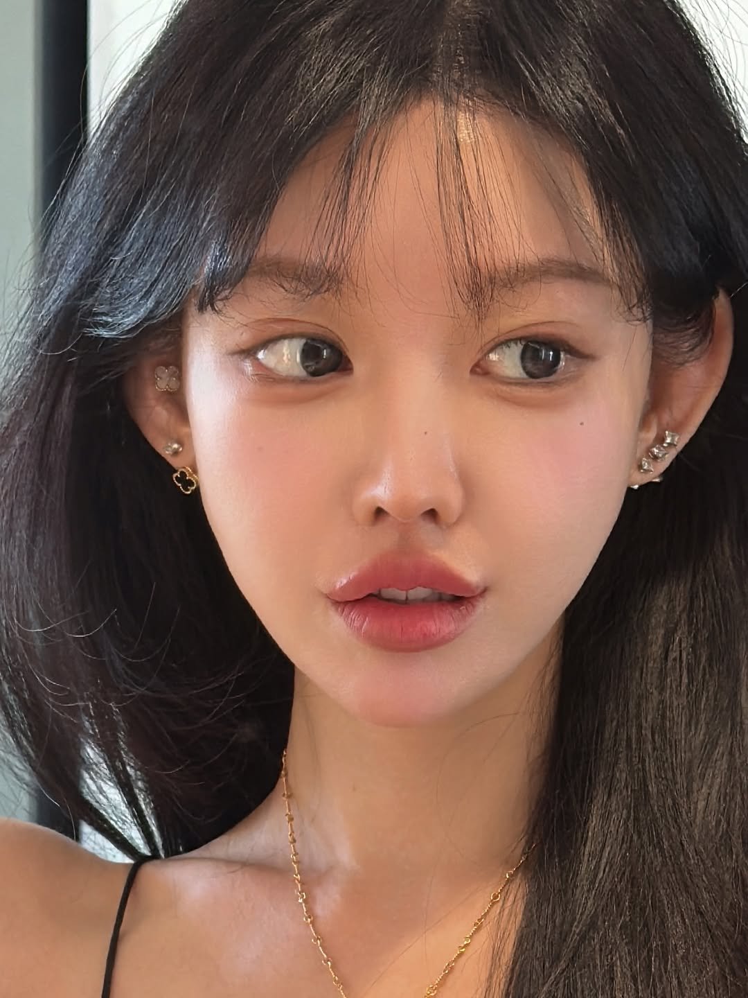 Photo by 블랑두부 on April 24, 2026. May be a closeup of one or more people, hair, makeup and text.