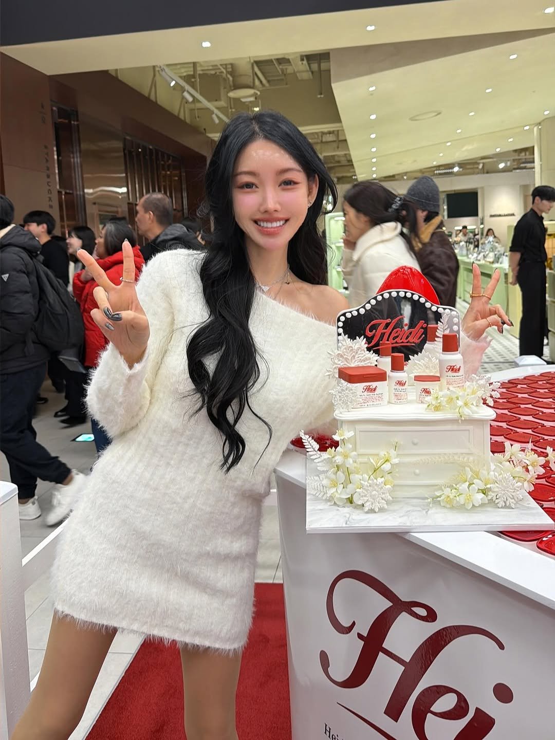 Photo shared by 블랑두부 on December 24, 2025 tagging @heidi.korea. May be an image of one or more people, hair, popcorn and text.