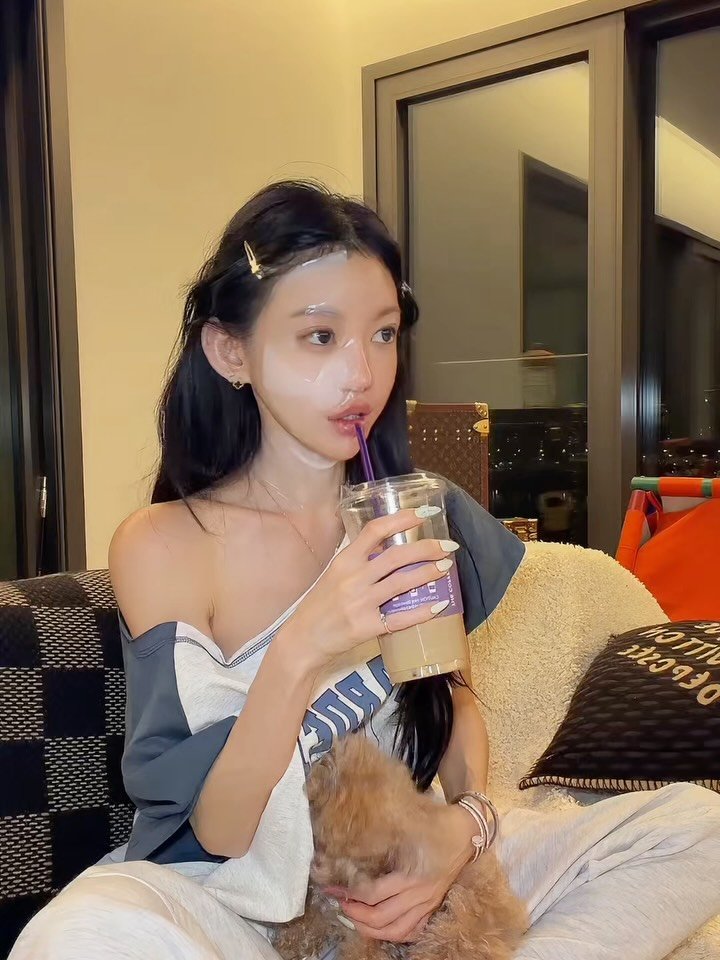 heididrinkslove 게시물 이미지: 20대 턱선라인 갖고싶다 손🙋‍♀️
나이들고 땅콩얼굴형 🥜...