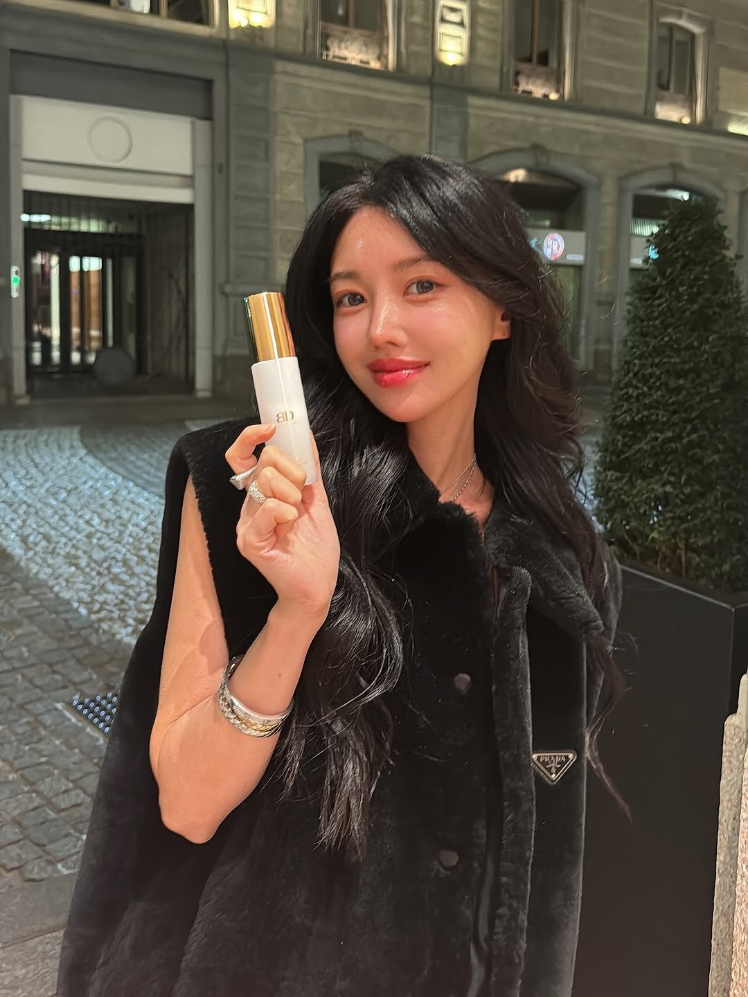 Photo by 블랑두부 on September 29, 2025. May be an image of 1 person, gelato, ice cream, lollipop and text.