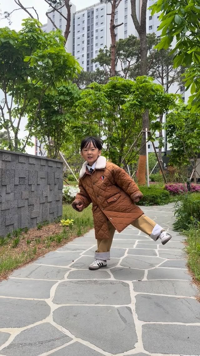 heim__family 게시물 이미지: #등원길 🐥
☀️
🐯🌻🐣🌼🌿🌱🌳🌲🐾🍃🪷

오늘은 25분이나 일찍 나와서
어차피 옷도...