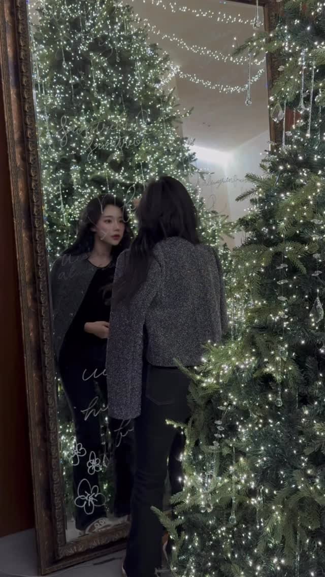 hell.2_ 게시물 이미지: 트리 너무 좋아🤶🏻🎅🏻 
.
.
.
.
 #트리 #압구정카페 #신사카페 #reels...