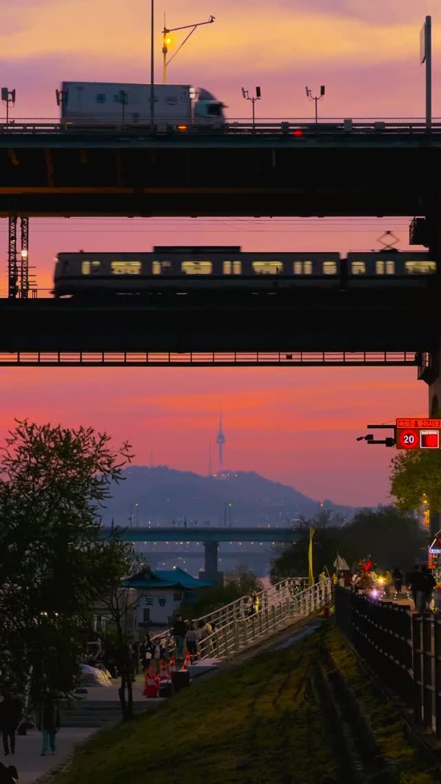 hello_dongwon 게시물 이미지: 오늘 한강에서 눈물날 뻔 했다..🚃♥️

📸 아이폰 17 프로

💁🏻‍♂️ 돈 되는...