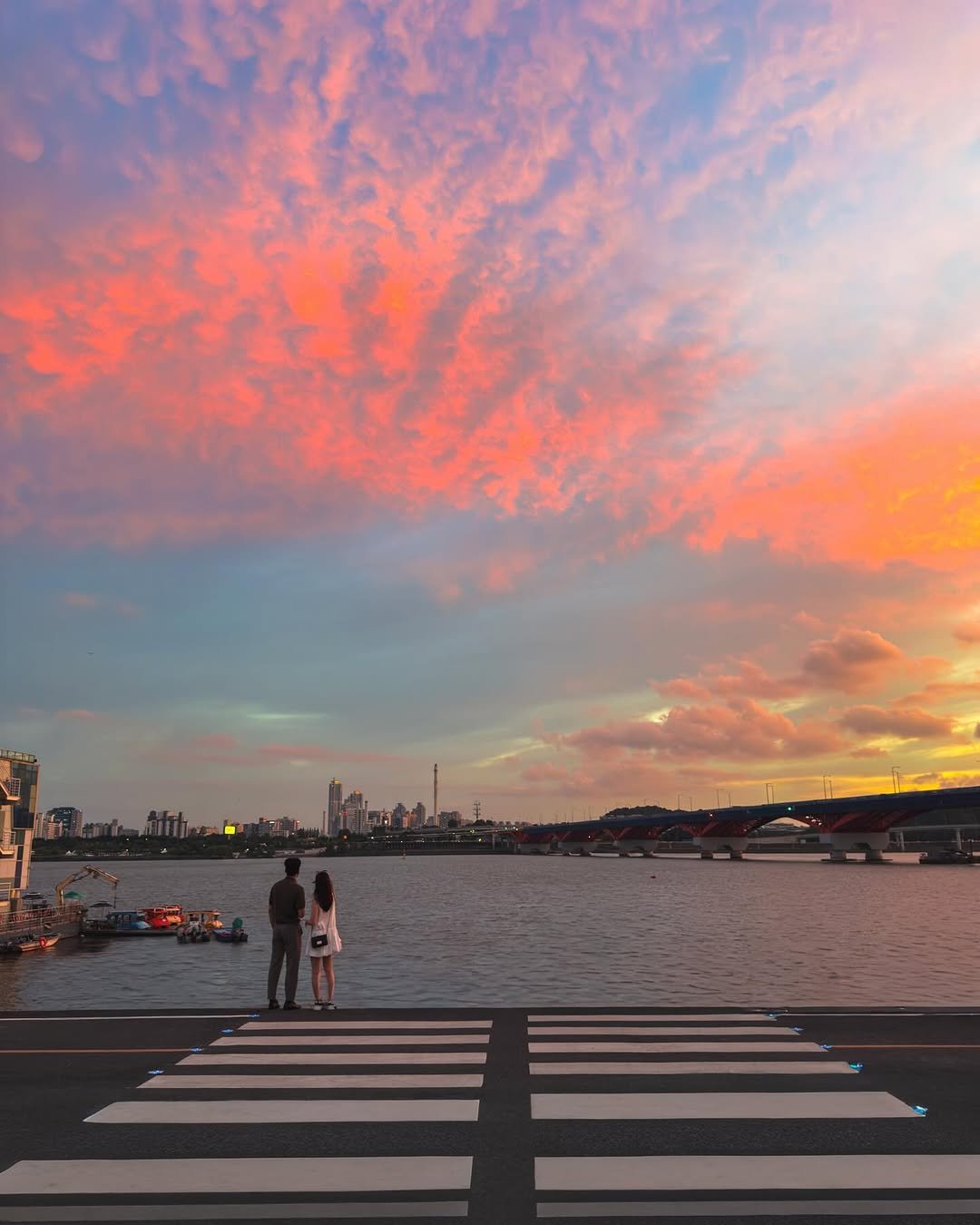 Photo by 헬로동원 hello_dongwon on February 18, 2026. May be an image of one or more people, sparrow, twilight, cloud and text.