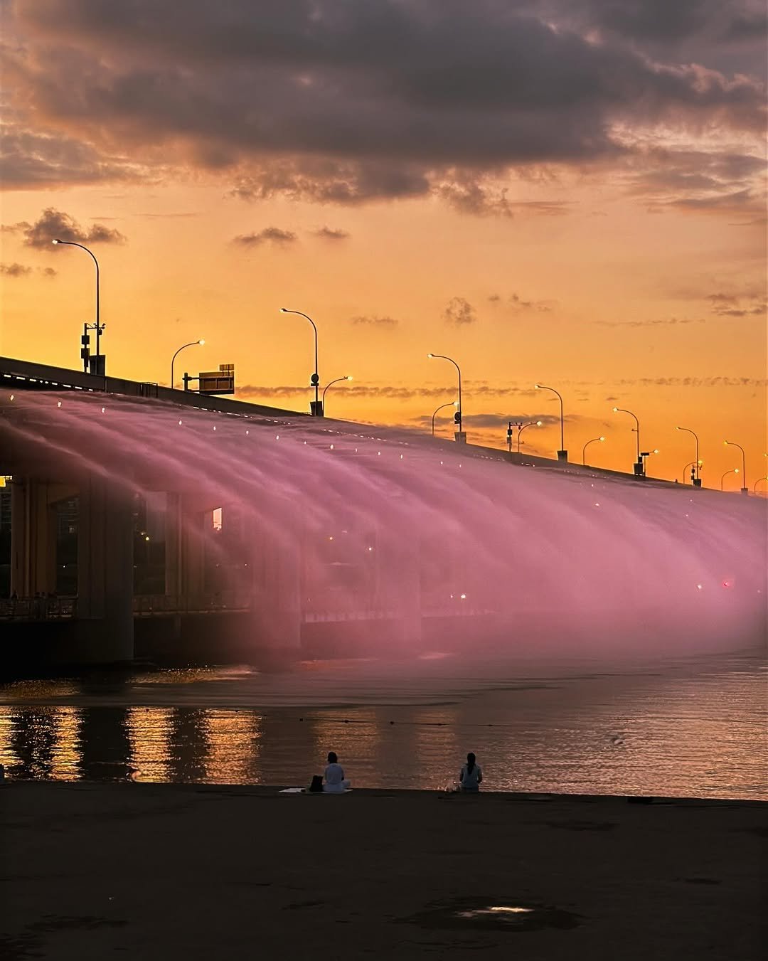 Photo by 헬로동원 hello_dongwon on April 17, 2026. May be an image of Buckingham Fountain, water and text.