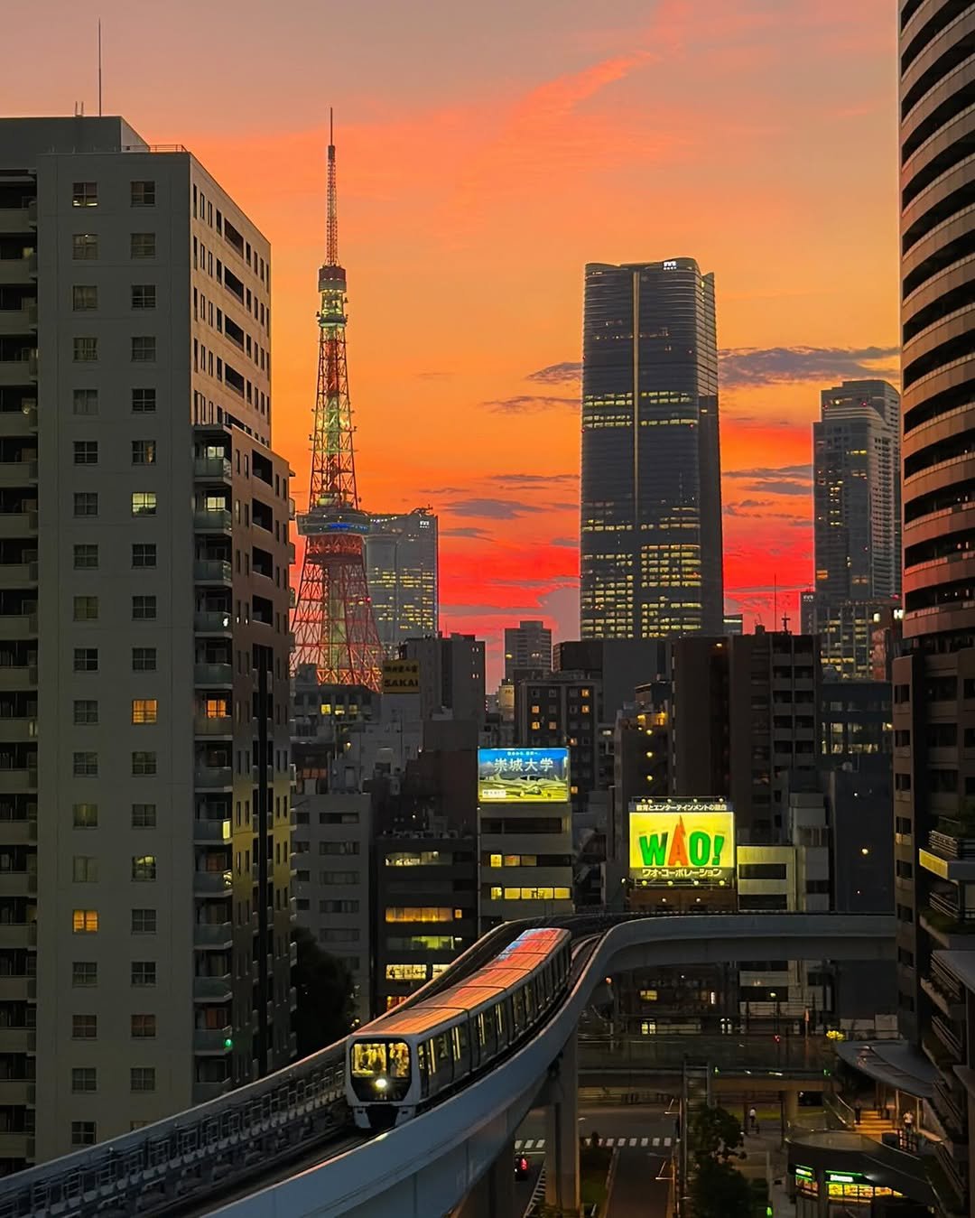 Photo by 헬로동원 hello_dongwon on January 05, 2026. May be an image of skyscraper, twilight, Tokyo Tower, cloud, buildings and text.