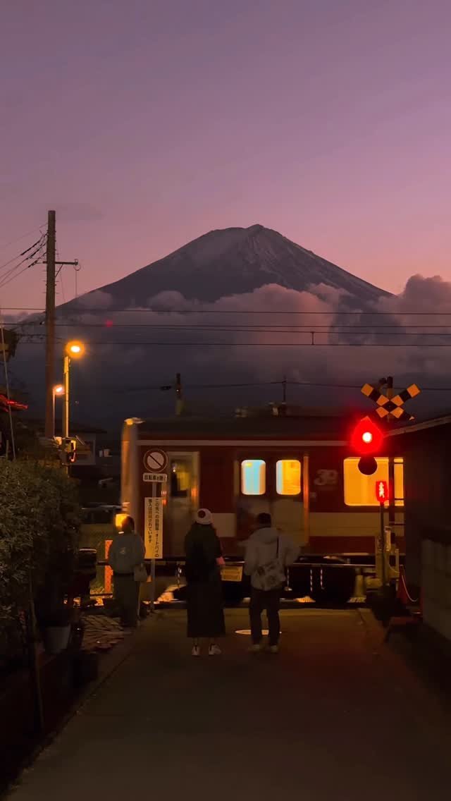 hello_dongwon 게시물 이미지: 도쿄 갈 때마다 굳이 여기를 찾아가는 이유. 후지산 건널목 앞에서 늘 심장이...
