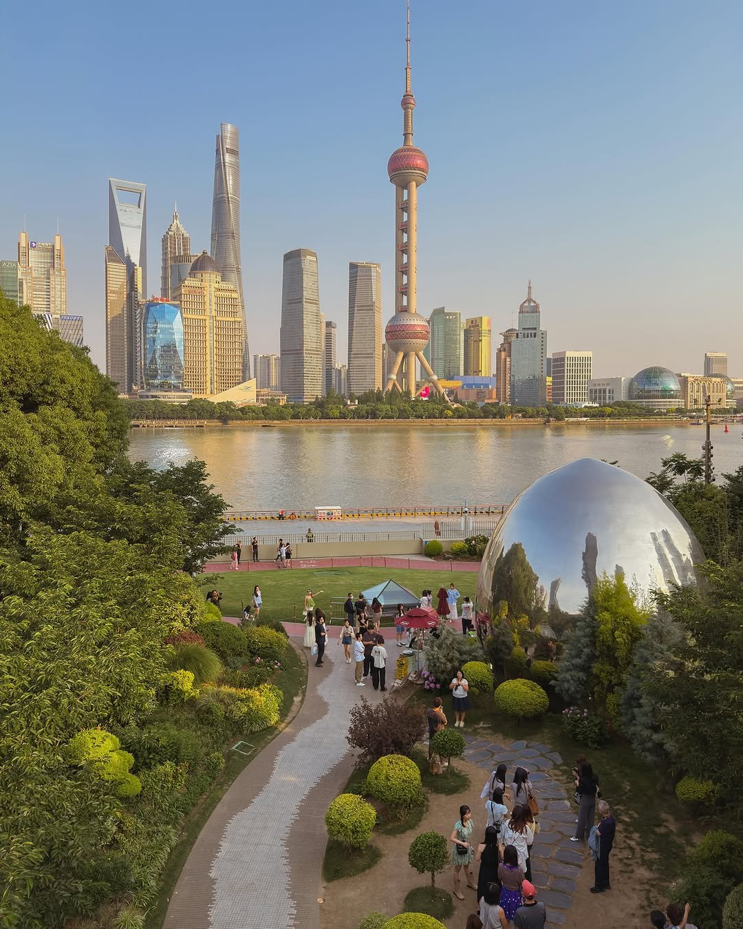 Photo by 헬로동원 hello_dongwon on April 24, 2026. May be an image of skyscraper, buildings, park, tower and text.