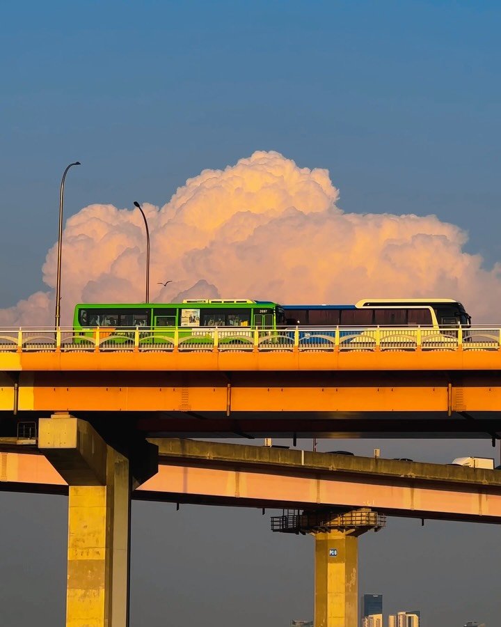 hello_dongwon 게시물 이미지: 산책하다 하늘이 예뻐서 심장이 아플 정도..☁️I took a walk and...