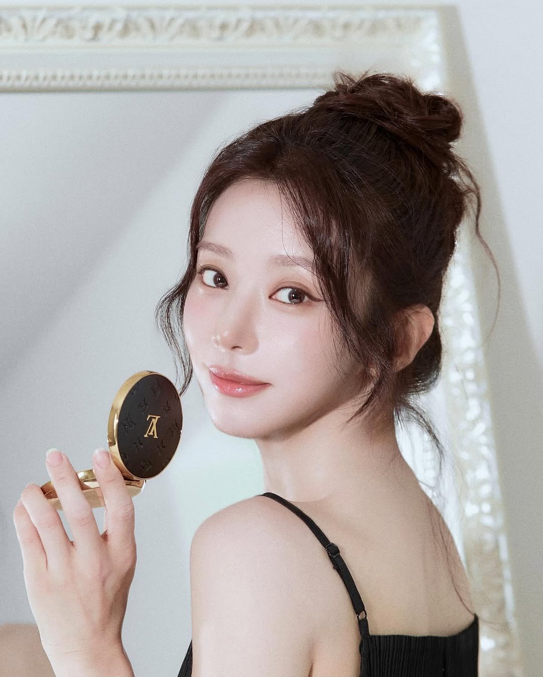 Photo shared by 이주빈 on August 24, 2025 tagging @louisvuitton. May be an image of one or more people, makeup, hair and mirror.