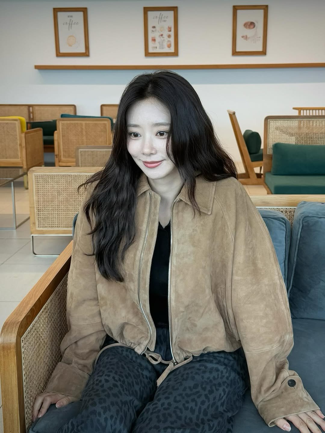 Photo shared by 이주빈 on September 24, 2025 tagging @sisleyfashion_kr. May be an image of 1 person, hair, duffle coat, goosedown coat, parka, flight jacket and text.