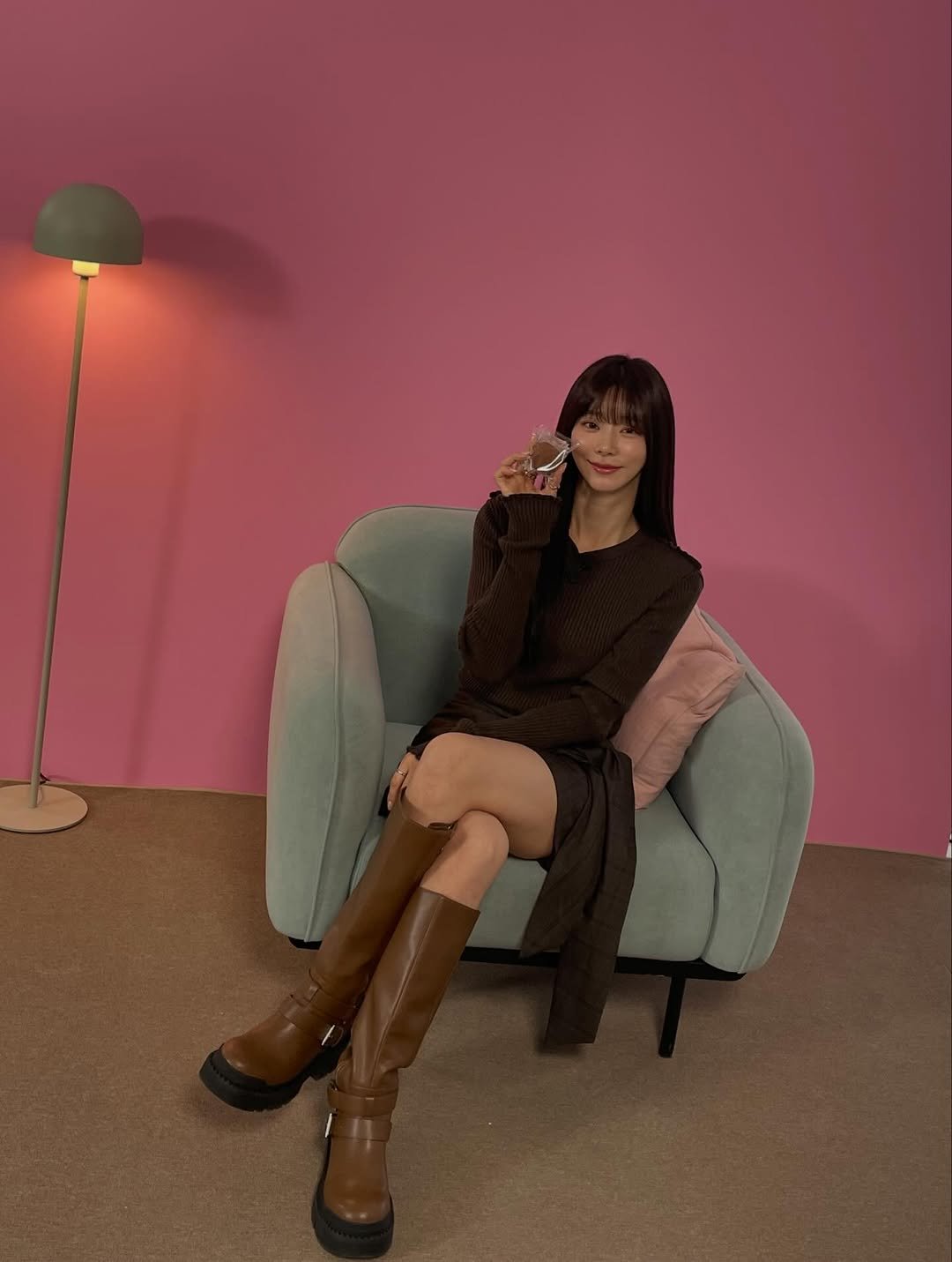 Photo by 이주빈 on January 23, 2026. May be an image of miniskirt, boots, turtleneck, cardigan, chaise lounge and text.