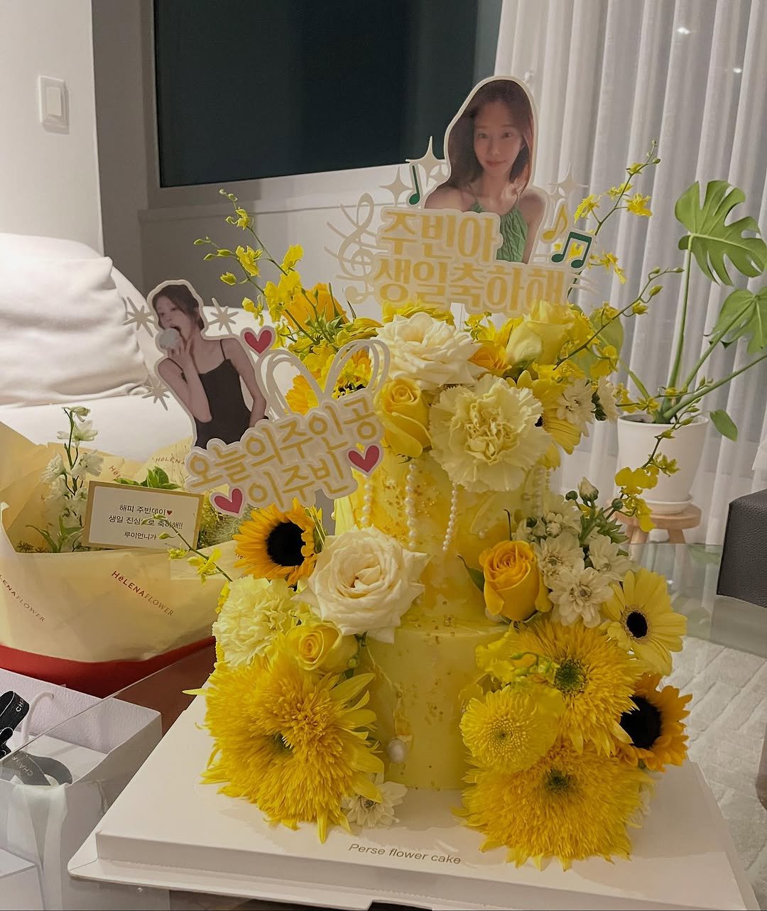 Photo shared by 이주빈 on October 12, 2025 tagging @dddshu, and @rui082900. May be an image of wedding cake, flower arrangement, prairie gentian, baby's-breath, rose and text.