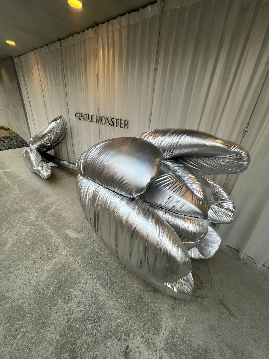 Photo by heloki 헤로키 on January 16, 2026. May be an image of balloon, sculpture and text.