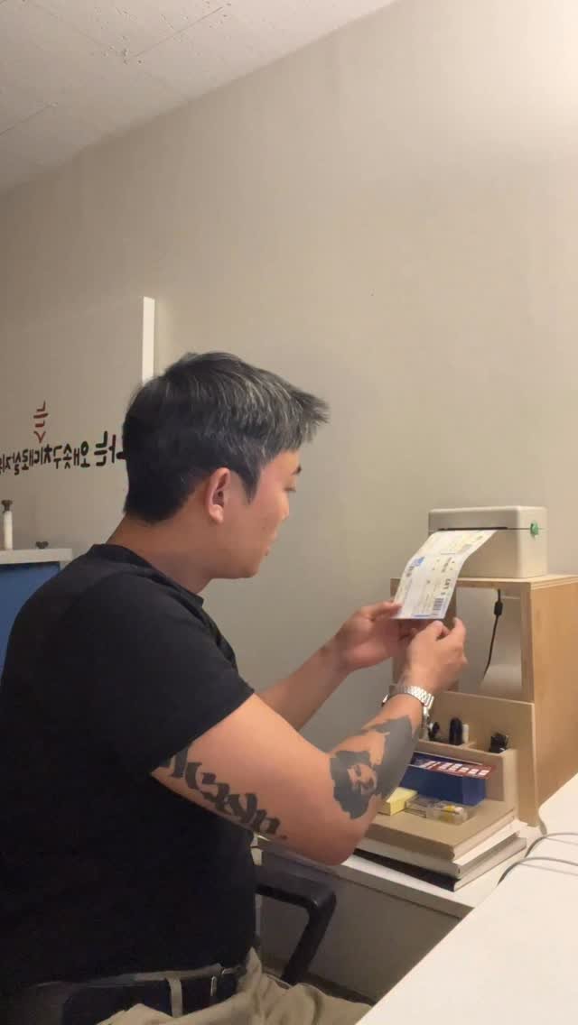 heloki_official 게시물 이미지: 진짜 감사합니다. 맘같아선 구매해주신 분들 진짜 찾아가서 뽀뽀해주고싶어요. 근데...