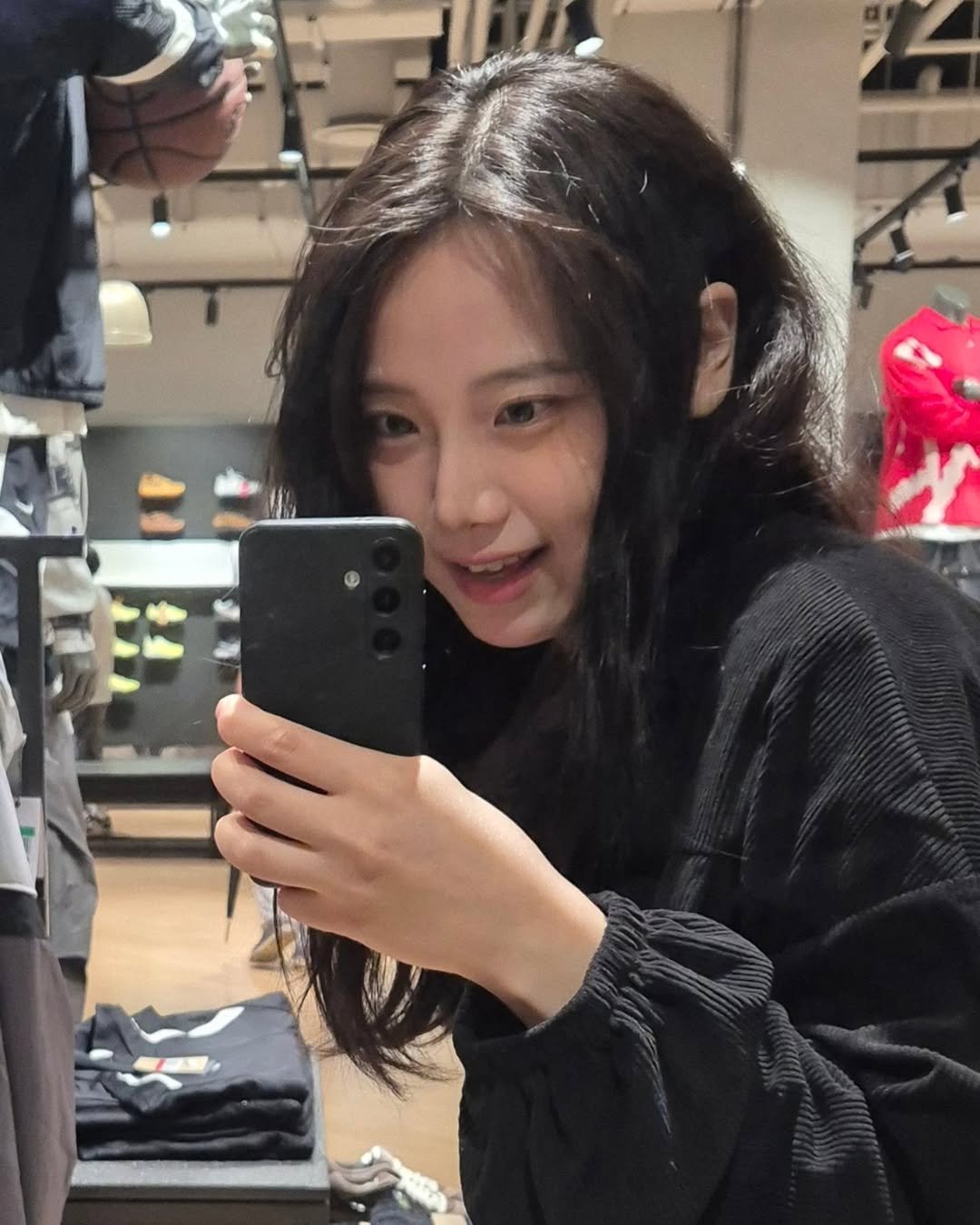 Photo by 헬린씨 휴학일기 on October 12, 2025. May be a selfie of one or more people, hair, top and mirror.