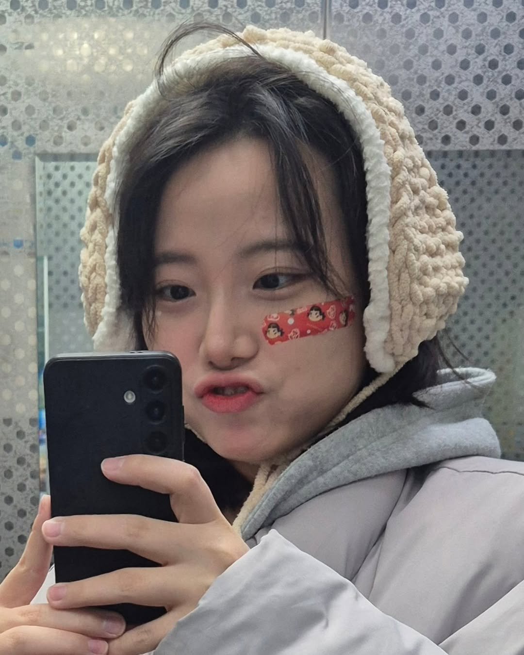 Photo by 헬린씨 휴학일기 on November 10, 2025. May be a selfie of one or more people, hair, duffle coat, hat, parka, bandage, mirror and text.