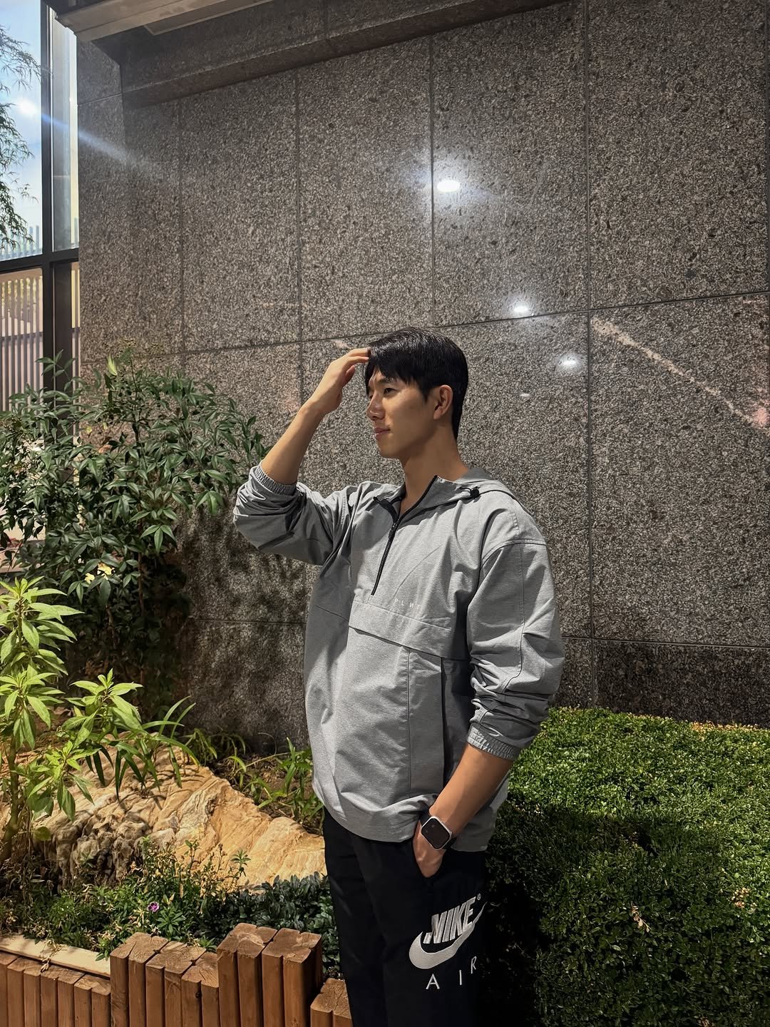 Photo shared by 인플루헌서🇰🇷| 서울 PT 성동구 PT 왕십리 PT on September 27, 2025 tagging @plaknit_official. May be an image of 1 person, sweatpants, outdoors and text.