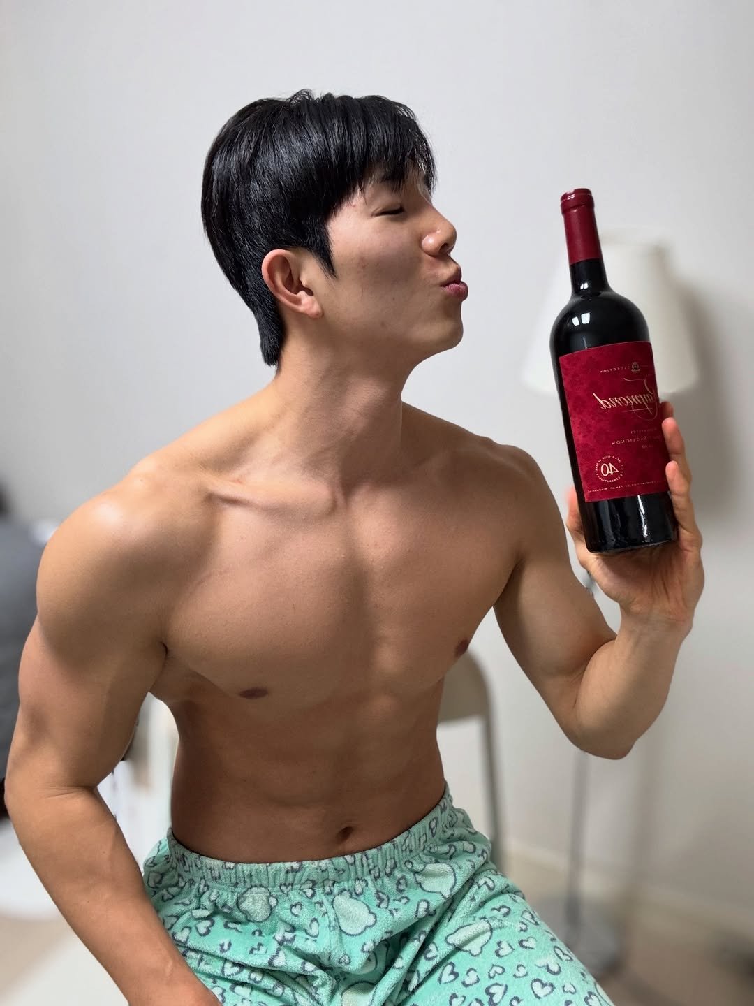 Photo by 인플루헌서🇰🇷| 서울 PT 성동구 PT 왕십리 PT on December 31, 2025. May be an image of drink, wine bottle, silver oak tree and text.