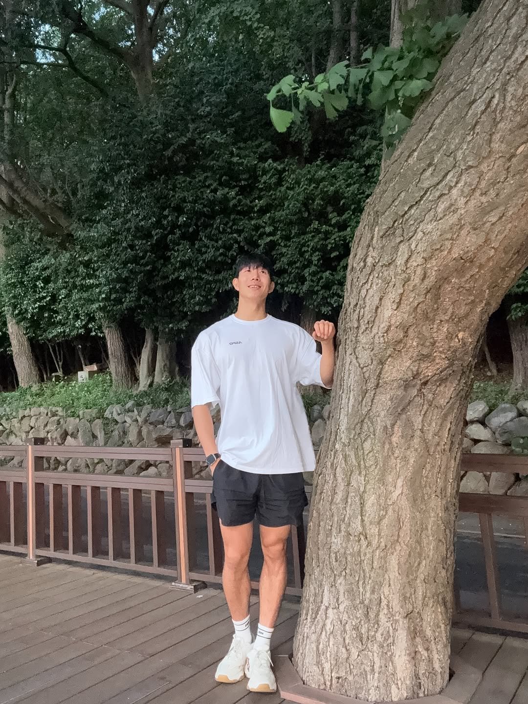 Photo shared by 인플루헌서🇰🇷| 영향력 있는 운동인 on June 25, 2025 tagging @aspo.co.kr. May be an image of 1 person, tree, park and text.