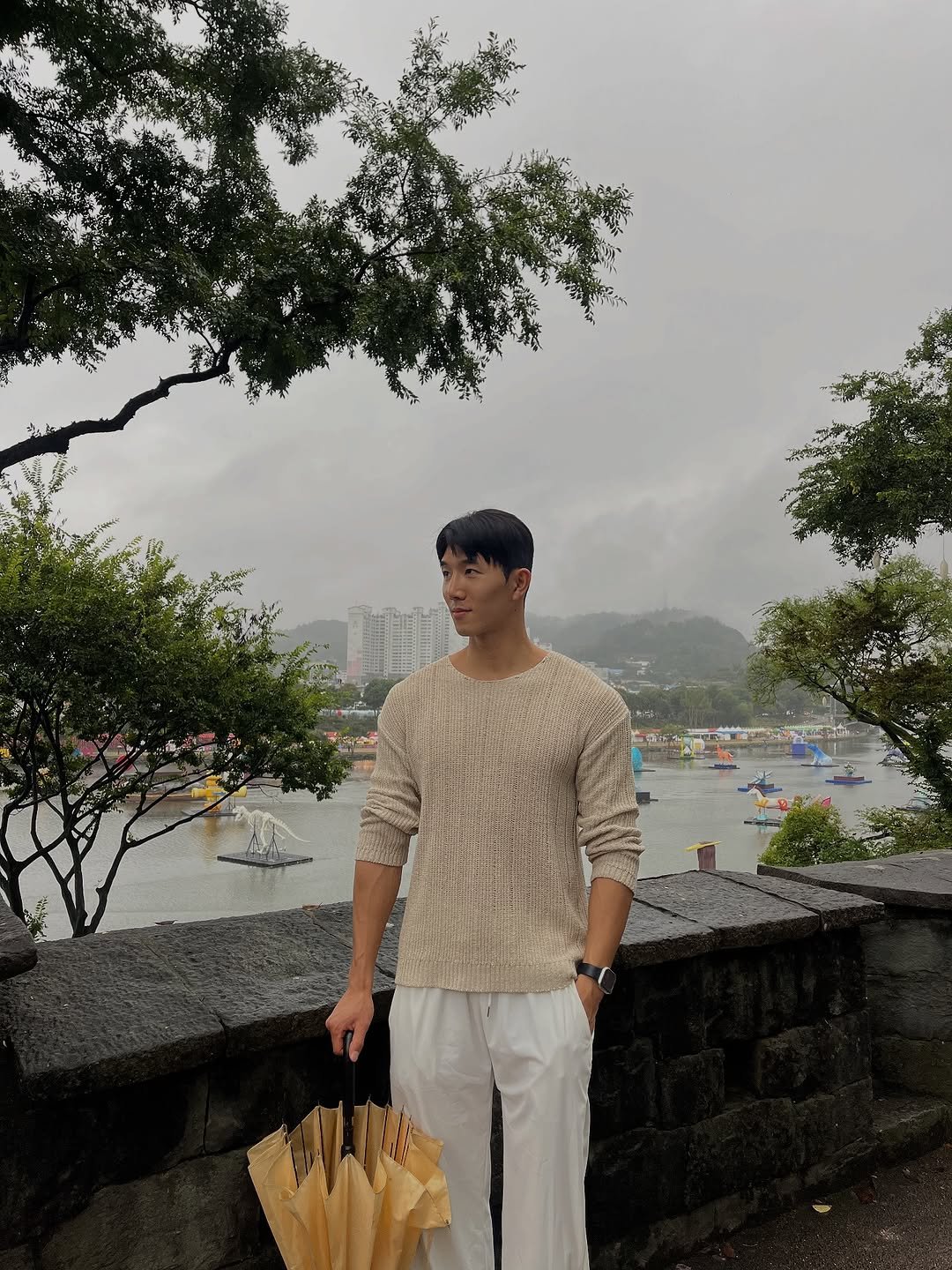 Photo shared by 인플루헌서🇰🇷| 서울 PT 성동구 PT 왕십리 PT on October 11, 2025 tagging @haneuriee. May be an image of umbrella, Victoria Peak and text.