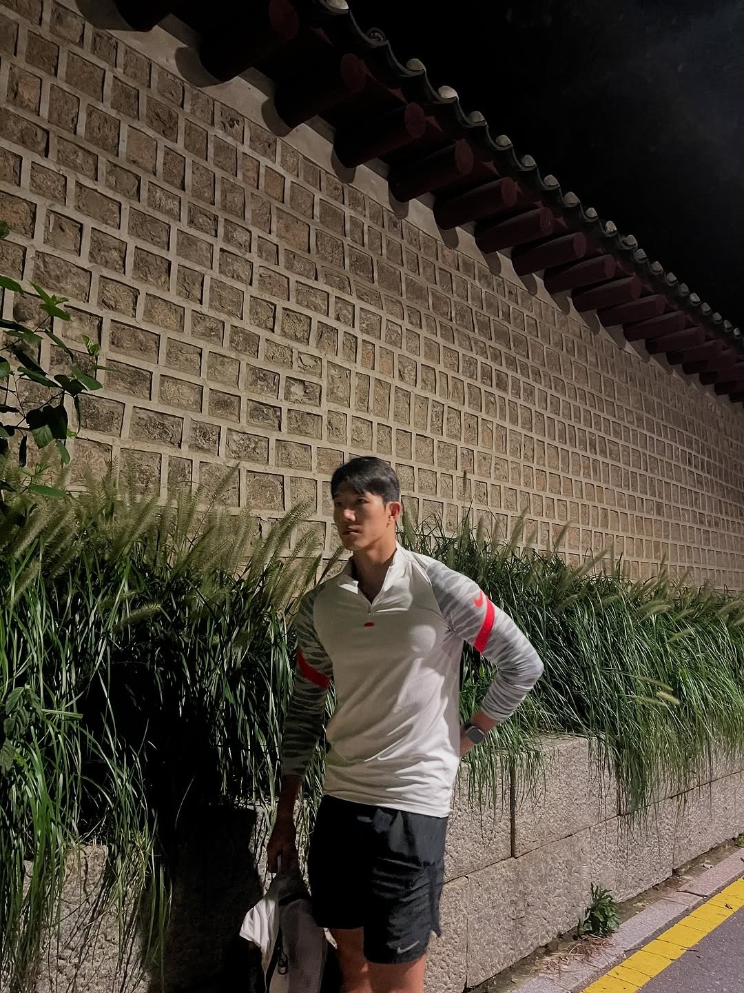 Photo by 인플루헌서🇰🇷| 서울 PT 성동구 PT 왕십리 PT on August 30, 2025. May be an image of 1 person, shorts, brick wall, outdoors, curb and text.