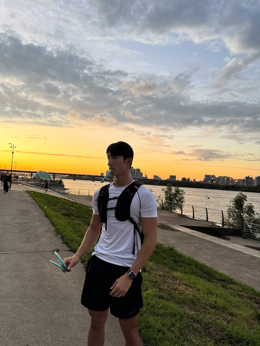 Photo by 인플루헌서🇰🇷| 서울 PT 성동구 PT 왕십리 PT on September 07, 2025. May be an image of 3 people, phone, shorts, outdoors and text.