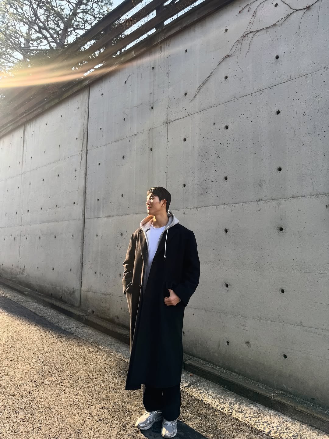 Photo by 인플루헌서 🇰🇷 on December 24, 2025. May be an image of duffle coat, overcoat, wingtip shoes, parka and text.