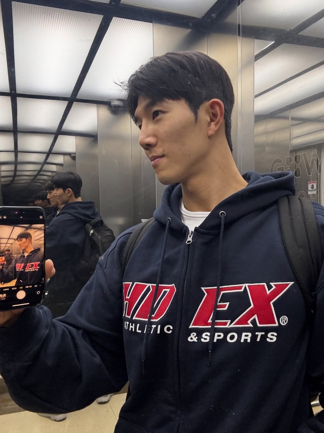 Photo shared by 인플루헌서🇰🇷| 서울 PT 성동구 PT 왕십리 PT on October 31, 2025 tagging @hdex__official. May be an image of one or more people, phone, sportswear, top, sports equipment and text.