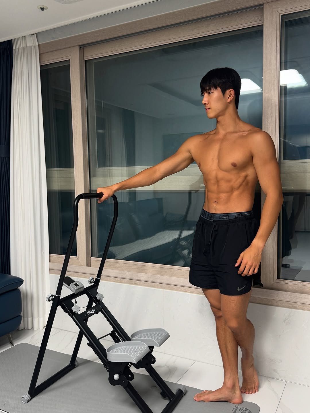 Photo by 인플루헌서🇰🇷| 영향력 있는 운동인 on August 12, 2025. May be an image of 1 person, deck chair and text.