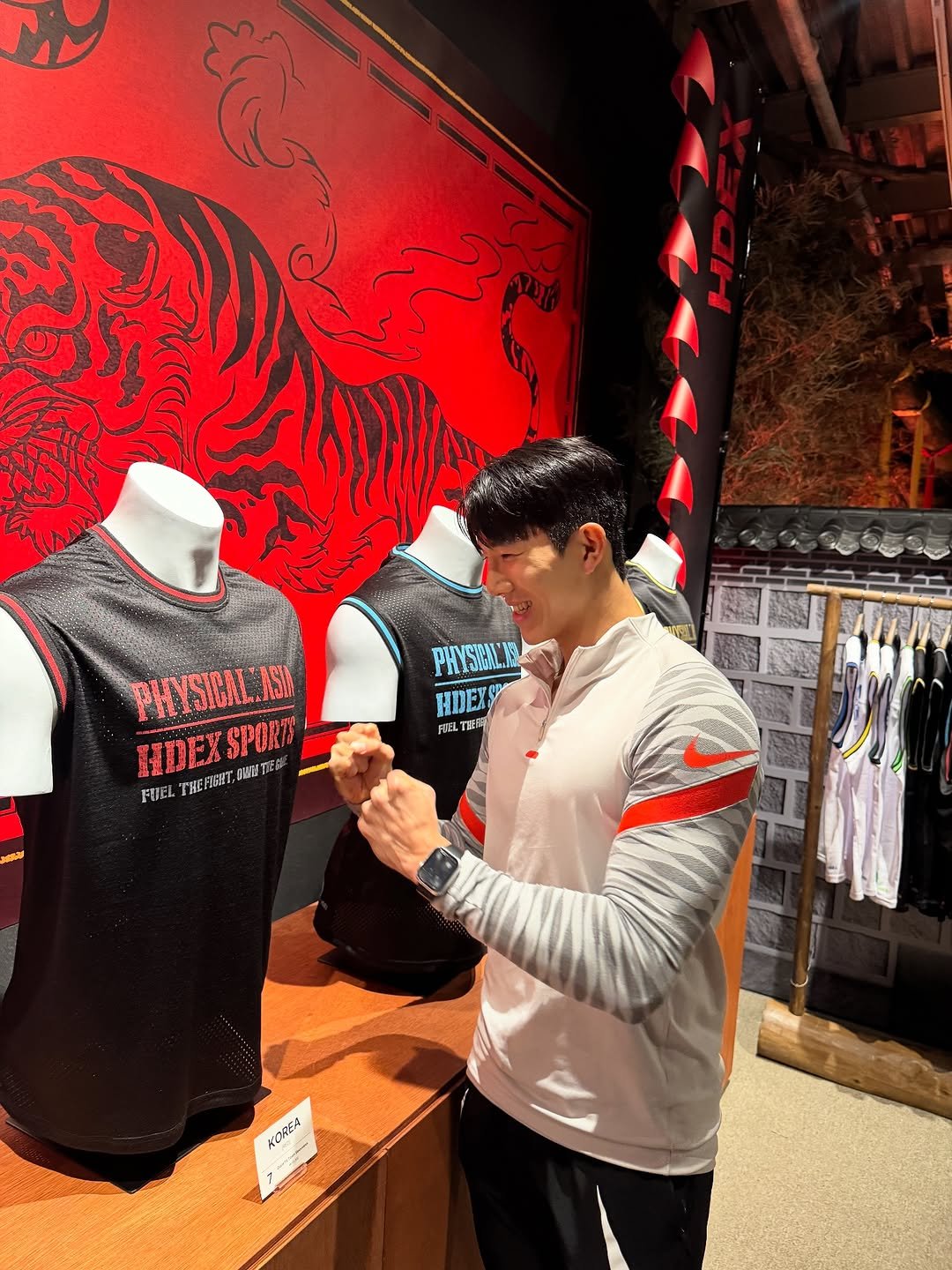 Photo shared by 인플루헌서🇰🇷| 서울 PT 성동구 PT 왕십리 PT on November 13, 2025 tagging @hdex__official, and @official_physical_100. May be an image of activewear, sportswear, mannequin and text that says 'PHYSEXLE HDEXS FIEL PHYSBALASI PHYSICAL HDEX TIREFISET 小 모타 CE SPORT FUEL KE KOREA'.