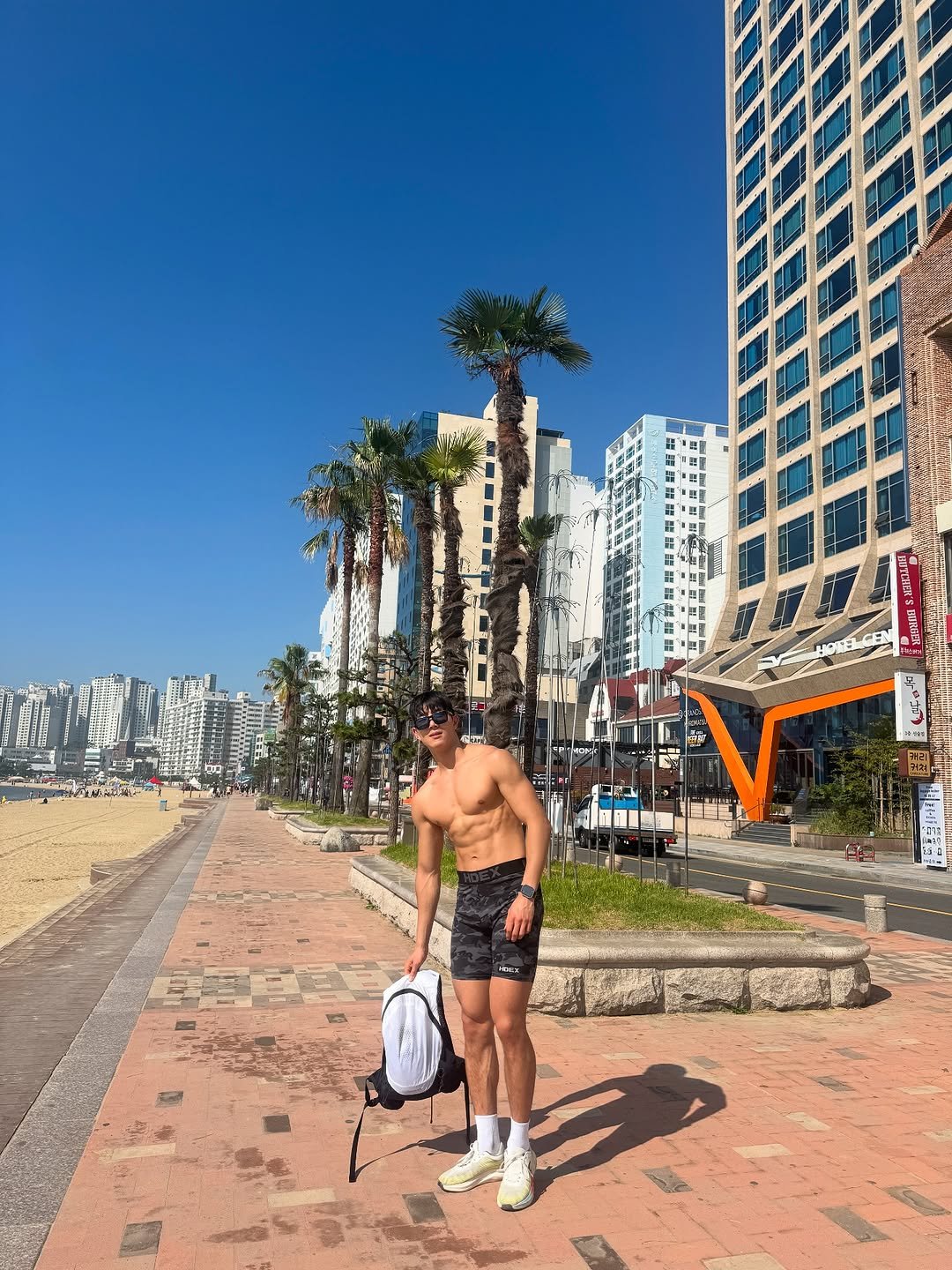 Photo shared by 인플루헌서🇰🇷| 영향력 있는 운동인 on June 28, 2025 tagging @hdex__official. May be an image of 1 person, shorts, beach, palm trees and text.