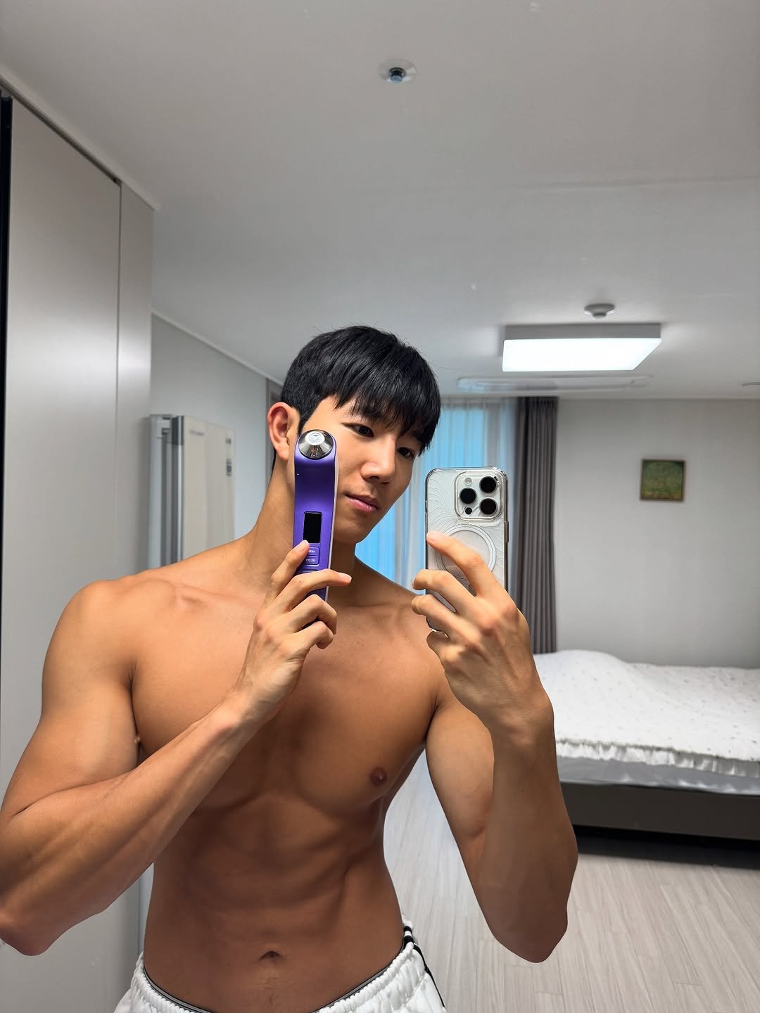 Photo shared by 인플루헌서🇰🇷| 영향력 있는 운동인 on July 24, 2025 tagging @eoa_kr. May be a selfie of 1 person, biceps, phone, bedroom and text.