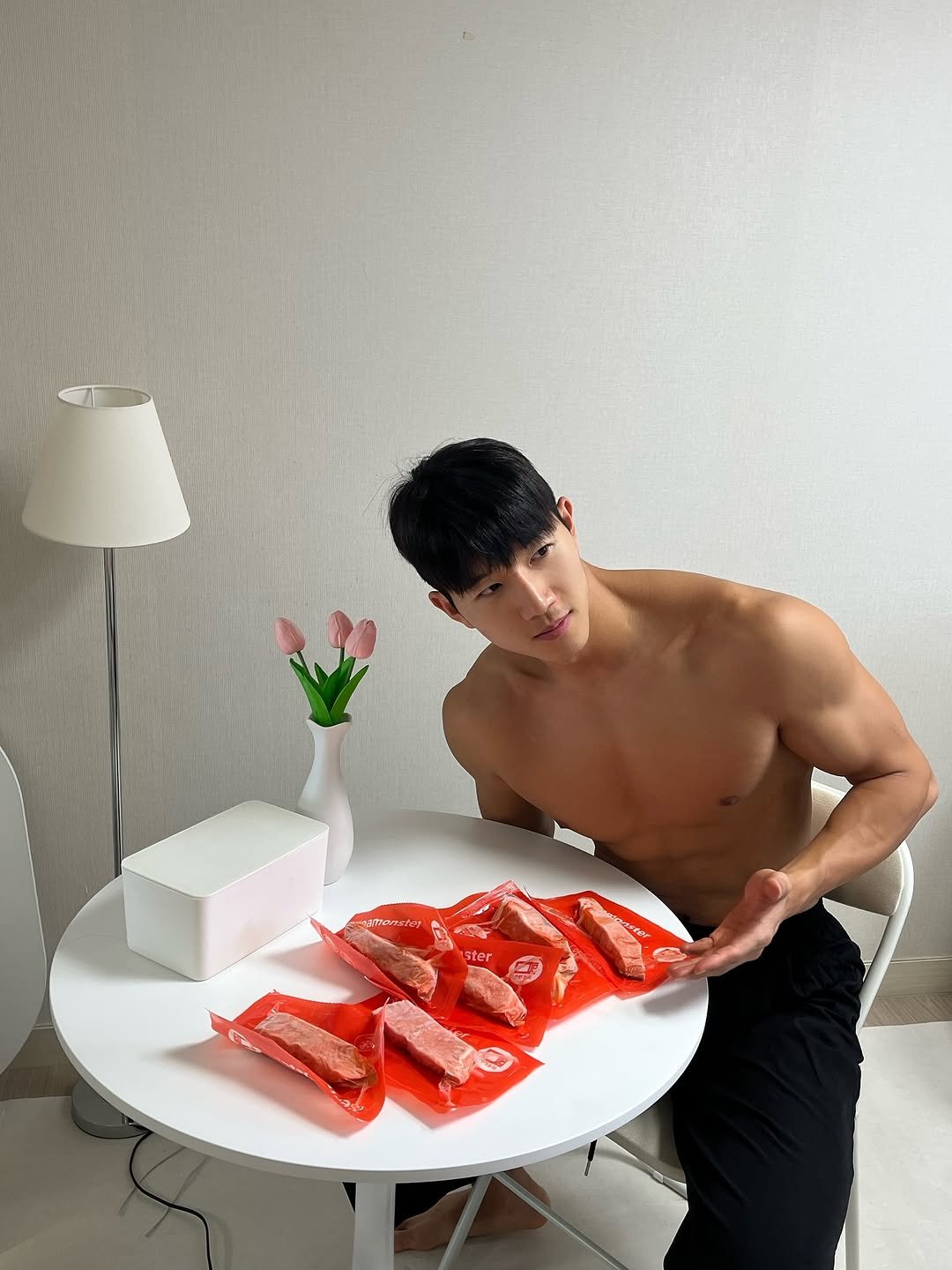 Photo shared by 인플루헌서🇰🇷| 서울 PT 성동구 PT 왕십리 PT on September 22, 2025 tagging @seamonster_official. May be an image of 1 person and text.
