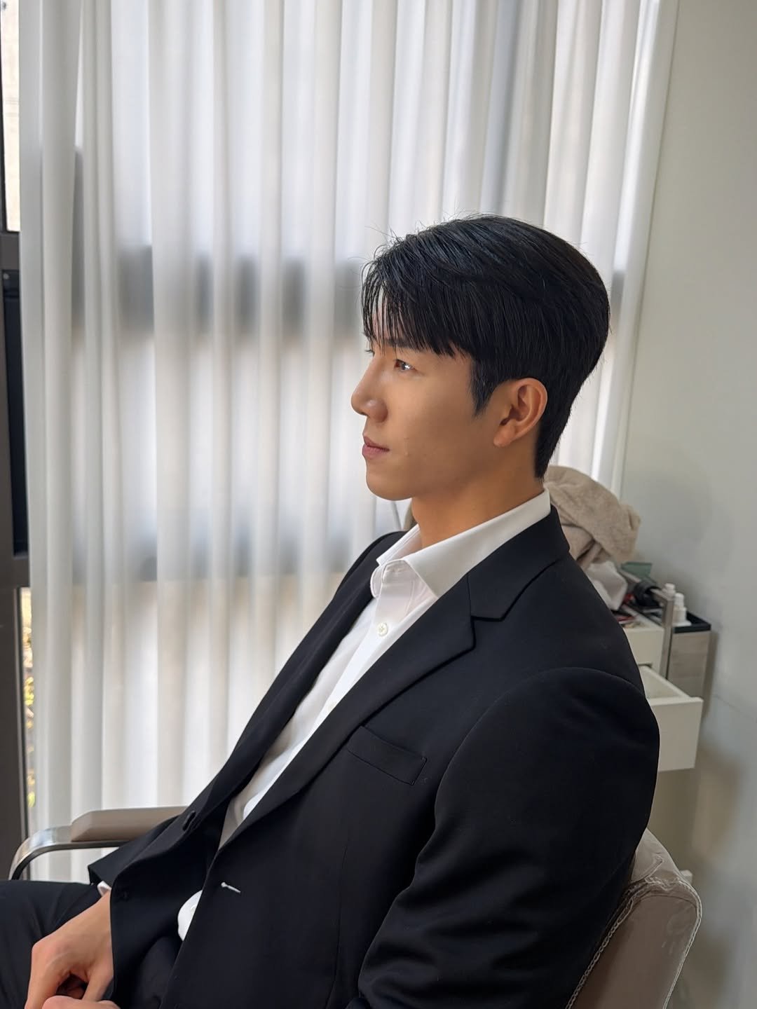 Photo by 인플루헌서🇰🇷| 서울 PT 성동구 PT 왕십리 PT on December 05, 2025. May be an image of one or more people, bangs, dinner jacket, suit and text.