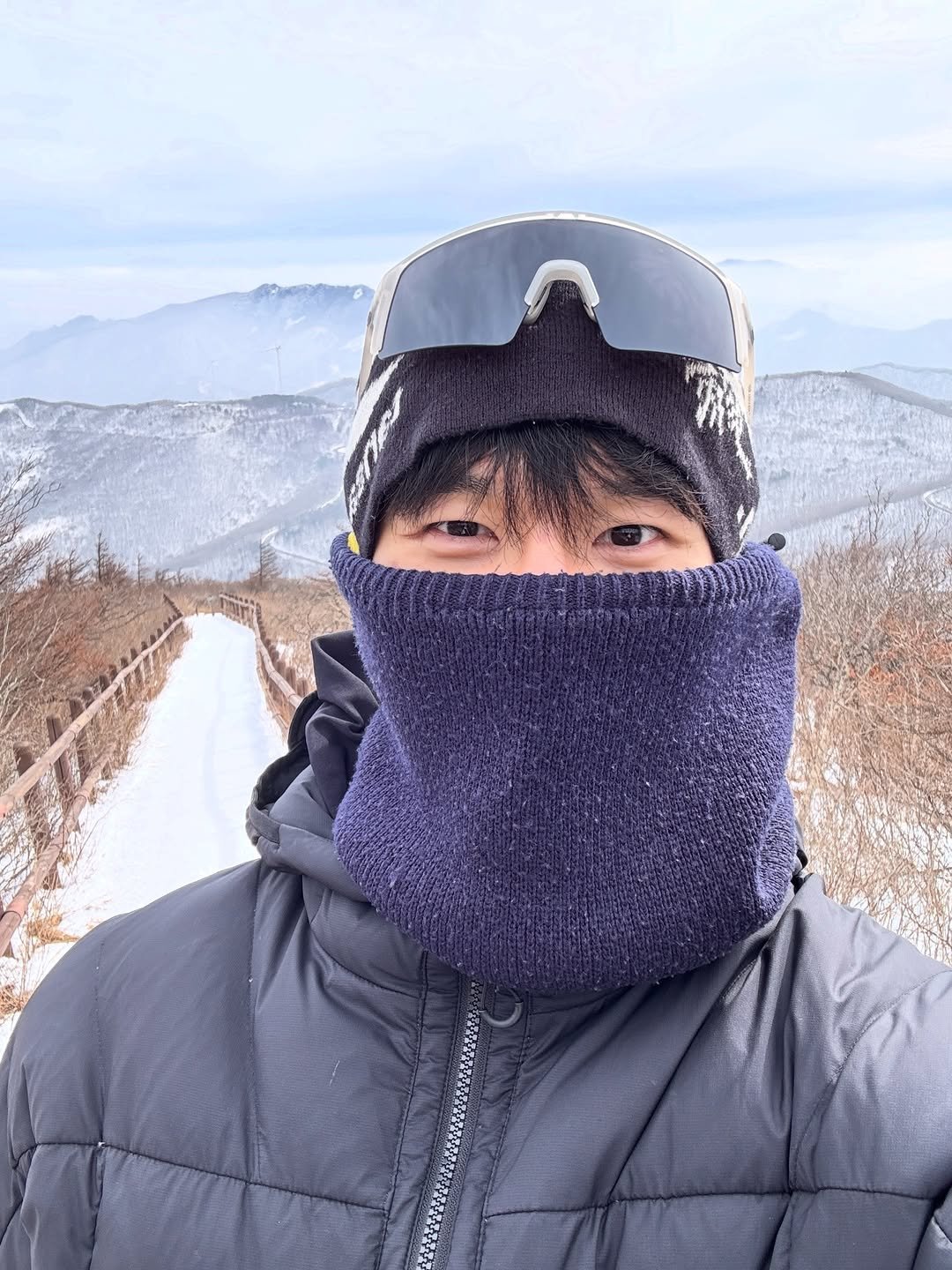 Photo by 인플루헌서 🇰🇷 on February 04, 2026. May be an image of parka, face mask, ski slope, snow and text.