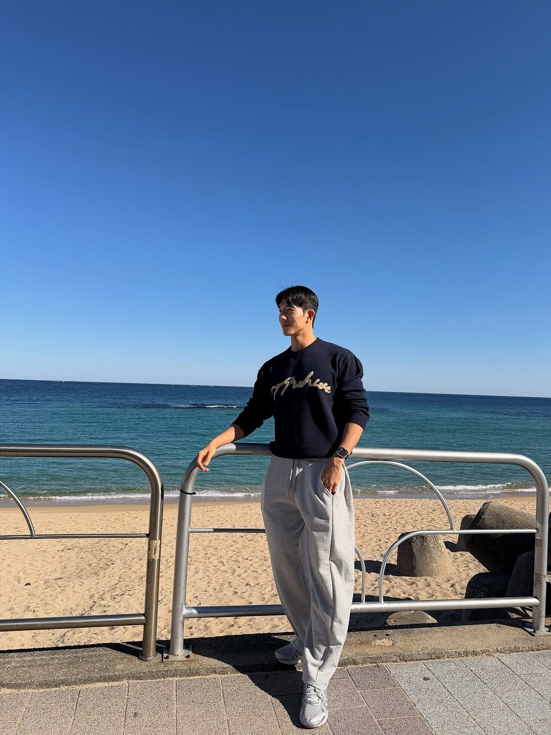 Photo by 인플루헌서🇰🇷| 서울 PT 성동구 PT 왕십리 PT on November 10, 2025. May be an image of sweatpants, ocean, beach, horizon and text.